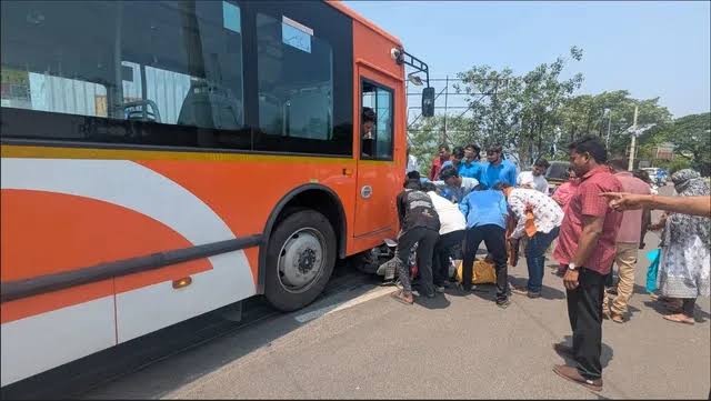 ସ୍କୁଟିକୁ ଧକ୍କା ଦେଲା ଆମ ବସ: ଚାଳକ ଗୁରୁତର