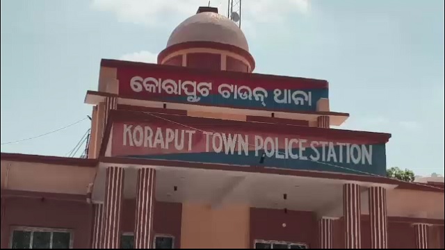କଙ୍ଗାରୁ କୋର୍ଟ ଉପରେ ପୋଲିସର ଚଢ଼ାଉ: ଜାତିରେ ମିଶିବା ପାଇଁ ଯୁବକ ହୋଇଥାନ୍ତେ ଲଣ୍ଡା