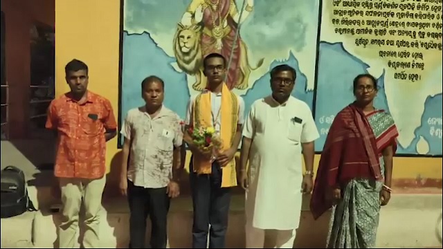 ୫୮୮ ମାର୍କ ରଖି ପାଇପ୍ ମିସ୍ତ୍ରୀଙ୍କ ପୁଅ ହେଲେ ମାଟ୍ରିକ ଟପ୍ପର