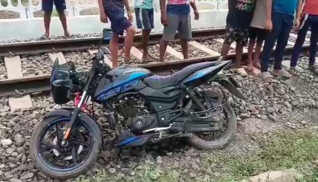 ଫାଟକ ପକାଇଲେନି ରେଳ କର୍ମଚାରୀ, ଟ୍ରେନ୍‌ ଧକ୍କାରେ ବାଇକ୍‌ ଆରୋହୀ ମୃତ