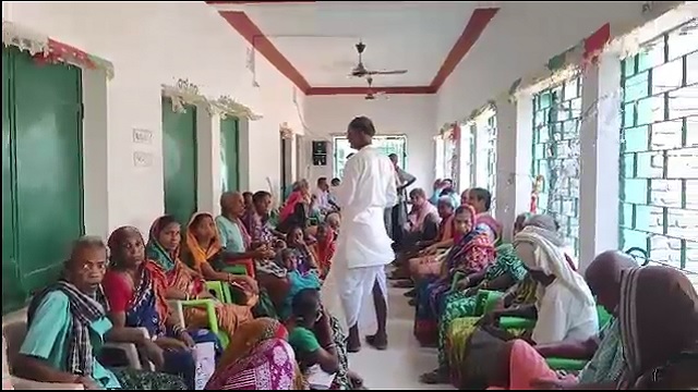 ଭତ୍ତା ପାଇଁ ବ୍ଲକ ଅଫିସ ସମ୍ମୁଖରେ ଧାରଣା