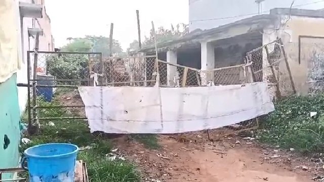 ଗାଁ କମିଟି ନିଷ୍ପତ୍ତି ନମାନିବାରୁ ୪ ପରିବାରକୁ ଗାଁରୁ ବାସନ୍ଦ, ବ୍ୟାରିକେଡ ହଟାଇଲା ପୋଲିସ