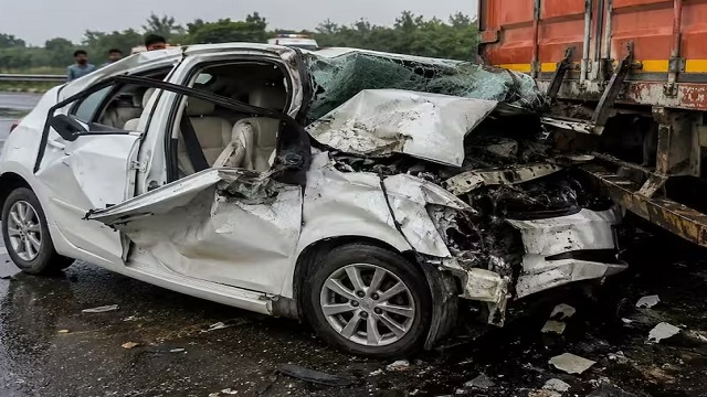 ଟ୍ରକକୁ ଧକ୍କା ଦେଲା କାର୍, ୪ ମୃତ