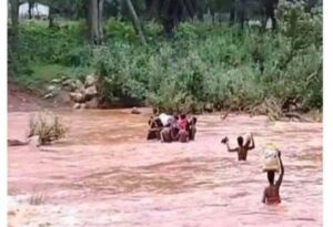 ଗାଁକୁ ଆସିପାରିଲାନି ଆମ୍ବୁଲାନ୍ସ, ଖଟରେ ଭରାନଈ ପାର ହେଲେ ରୋଗୀ