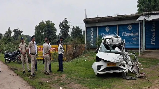ଟ୍ରକକୁ ଧକ୍କା ଦେଲା କାର୍, ପିଲା ସହିତ ୪ ମୃତ