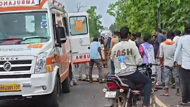 ଅଟୋକୁ ଧକ୍କା ଦେଲା ଟ୍ରକ : ବାପ-ପୁଅ ମୃତ, ମା ଗୁରୁତର