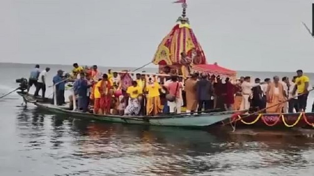 ଚିଲିକାରେ ଜଳ ରଥଯାତ୍ରା, ଡଙ୍ଗାରେ ମାଉସୀ ମା’ ମନ୍ଦିର ଯାତ୍ରା କଲେ ମହାପ୍ରଭୁ