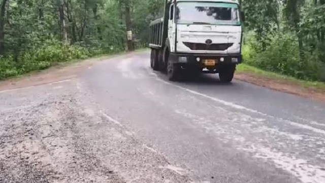 ପଥର ବୋଝେଇ ଟ୍ରକ ଉପରକୁ ୫ ରାଉଣ୍ଡ ଗୁଳି ମାଡ