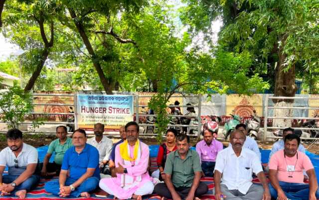 ଭୁଲ ପାଠ୍ୟପୁସ୍ତକ ପ୍ରତ୍ୟାହାର ଦାବିରେ ଅଭିଭାବକ ମହାସଂଘର ଅନଶନ