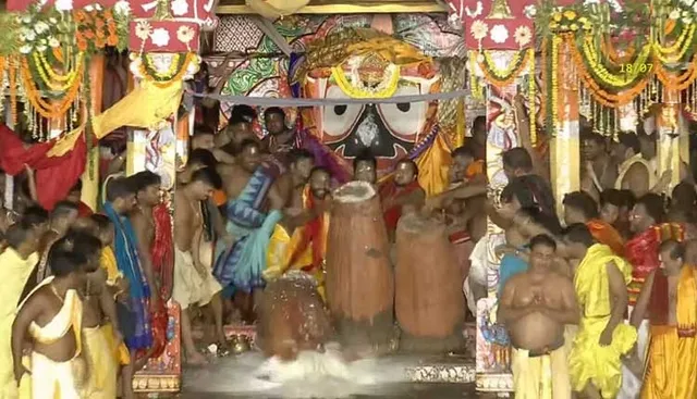 ରଥାରୂଢ଼ ଚତୁର୍ଦ୍ଧାମୂର୍ତ୍ତିଙ୍କ ଅଧରପଣା ନୀତି ସମ୍ପନ୍ନ