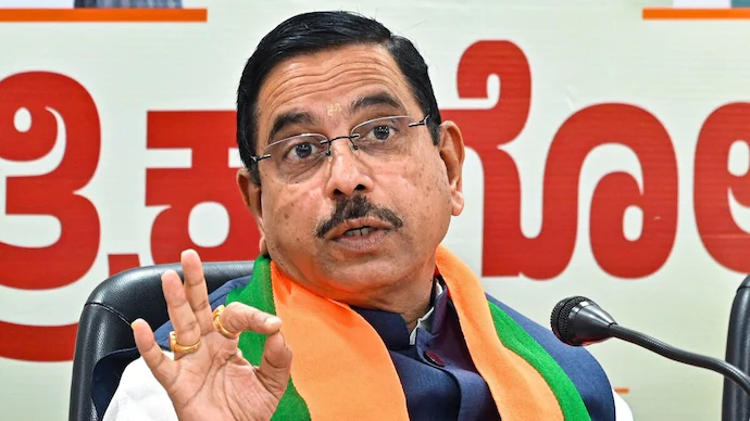ଧର୍ମେନ୍ଦ୍ରଙ୍କ ଇସ୍ତଫା ପରେ ଶିକ୍ଷା ମନ୍ତ୍ରାଳୟର ଅତିରିକ୍ତ ଦାୟିତ୍ୱ ସମ୍ଭାଳିବେ ପ୍ରହ୍ଲାଦ ଯୋଶୀ