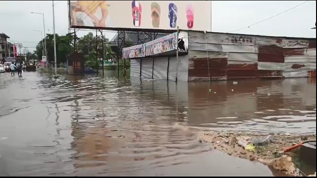 ଅନୁଗୁଳ ସହରରେ କୃତ୍ରିମ ବନ୍ୟା, ରାସ୍ତା ଉପରେ ଲହଡ଼ି ମାରୁଛି ବର୍ଷା ଜଳ