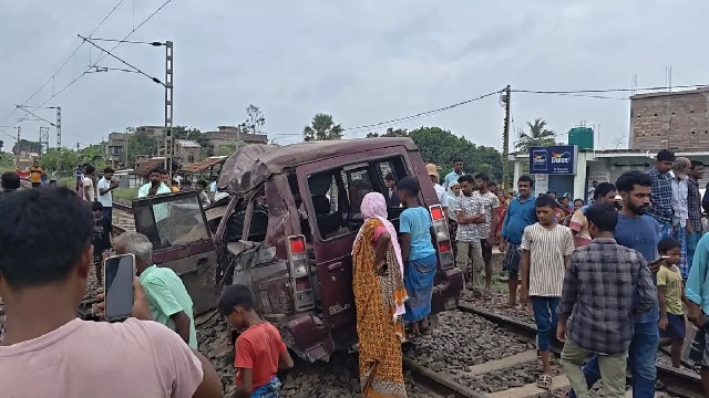 ଫାଟକରେ ସ୍କୁଲ ଭ୍ୟାନକୁ ଧକ୍କା ଦେଲା ଟ୍ରେନ, ୨ ଛାତ୍ରଙ୍କ ସମେତ ୩ ମୃତ