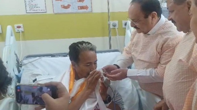 ୨୬ ଦିନ ପରେ ଅନଶନ ଭାଙ୍ଗିଲେ ୱାଙ୍ଗଚୁକ, ଦେଶରେ ଶାନ୍ତି ବଜାୟ ରଖିବାକୁ ଅପିଲ୍