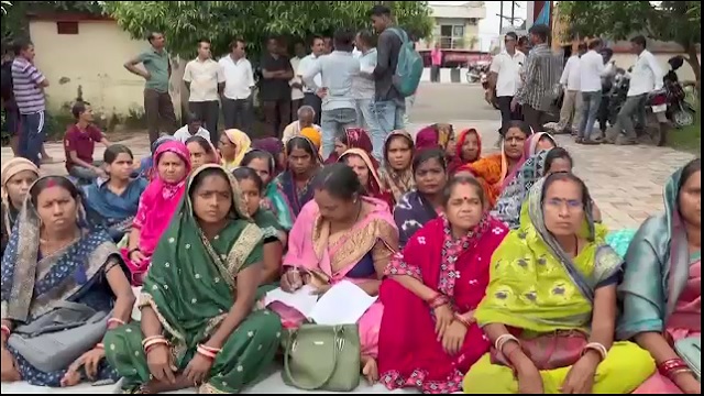 ଶିକ୍ଷକ ନିଯୁକ୍ତି ଦାବିରେ ଡିଇଓ ଅଫିସ ଘେରିଲେ ଅଭିଭାବକ