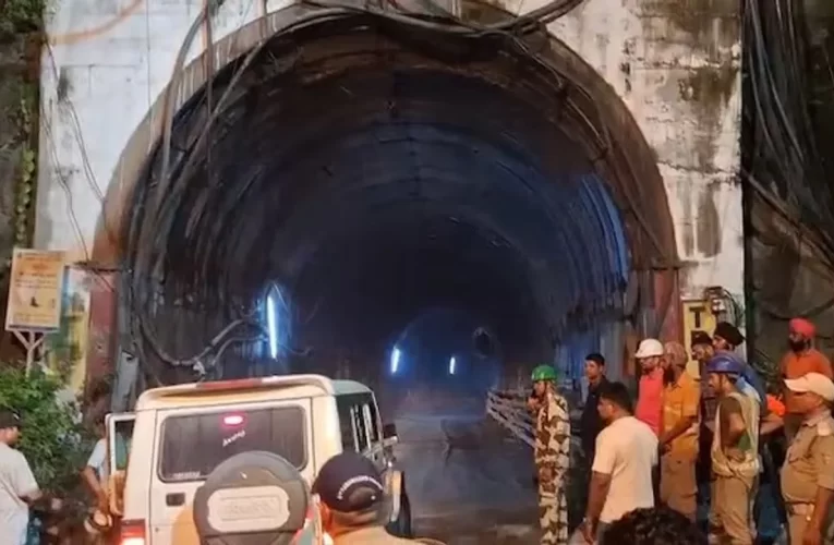 ଚମୋଲିରେ ଭୁଶୁଡ଼ିଲା ସୁଡ଼ଙ୍ଗ : ୧୩ ଶ୍ରମିକ ଉଦ୍ଧାର, ଫସିରହିଛନ୍ତି ୨୦