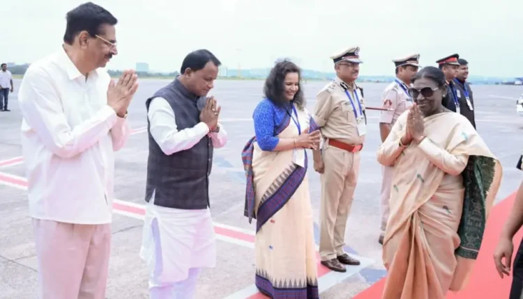 ୩ ଦିନିଆ ଓଡ଼ିଶା ଗସ୍ତ ସାରି ଫେରିଲେ ରାଷ୍ଟ୍ରପତି ଦ୍ରୌପଦୀ ମୁର୍ମୁ