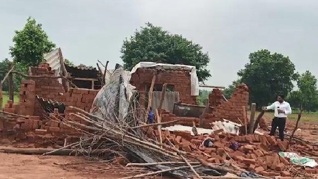 ଅଧ ରାତିରେ ଘରେ ପଶିଲା ହାତୀ, ୪ ଆହତ