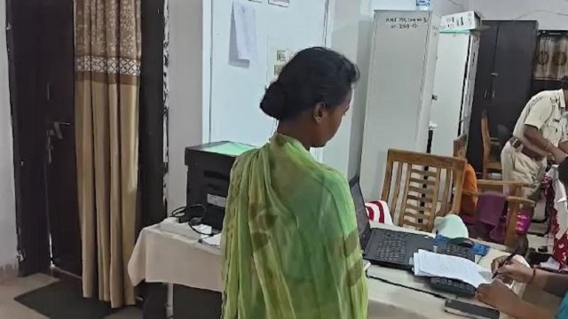 କାଠ ଫାଳିଆରେ ପିଟି ପିଟି ସ୍ୱାମୀକୁ ହତ୍ୟା କଲା ସ୍ତ୍ରୀ