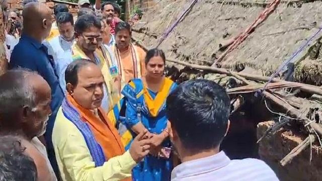 PMAY ତାଲିକାକୁ ନେଇ ତେଜିଲା ବିବାଦ, ଅଧିକାରୀଙ୍କୁ ତାଗିଦ କଲେ ମନ୍ତ୍ରୀ କୃଷ୍ଣଚନ୍ଦ୍ର ପାତ୍ର