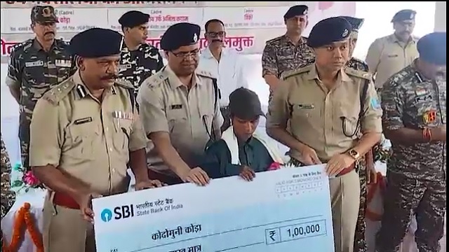 ଅସ୍ତ୍ରଶସ୍ତ୍ର ସହ ଆତ୍ମସମର୍ପଣ କଲେ ୪ ମାଓବାଦୀ
