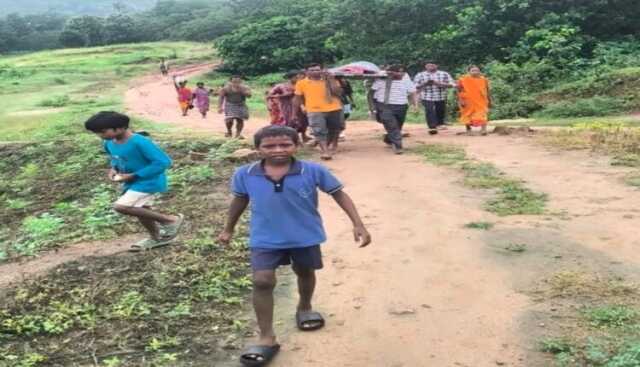 କାଦୁଅ ରାସ୍ତାରେ ଗାଁକୁ ଆସିପାରିଲାନି ଆମ୍ବୁଲାନ୍ସ, ୩.୫ କିମି ଖଟିଆରେ ବୁହାହେଲେ ଗର୍ଭବତୀ