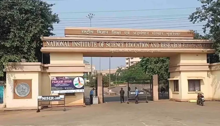 ହଷ୍ଟେଲ୍ ଛାତରୁ ପଡି ଛାତ୍ର ମୃତ
