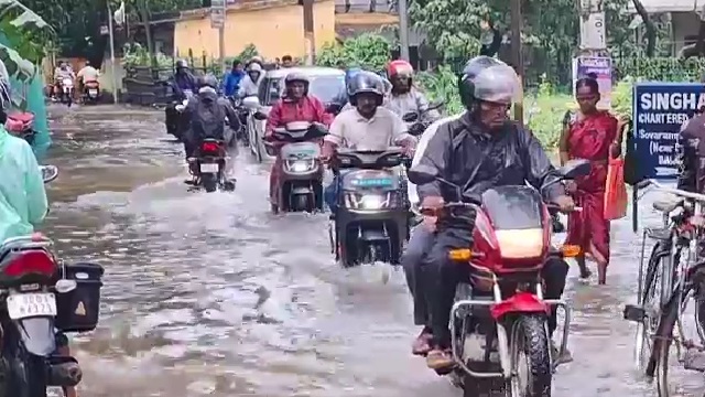 ବାଲେଶ୍ବର ସହରେର ପ୍ରବଳ ବର୍ଷା: ରାସ୍ତାରେ ଆଣ୍ଠୁଏ ପାଣି, ଯାତାୟାତ ପ୍ରଭାବିତ
