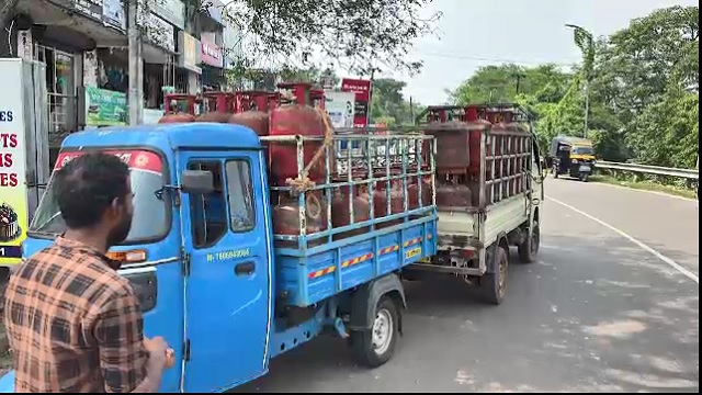 ଚାଲାଣ ବେଳେ ଯୋଗାଣ ବିଭାଗର ଆକ୍ସନ, ଗ୍ୟାସ ସିଲିଣ୍ଡର ବୋଝେଇ ୨ ମିନି ଟ୍ରକ ଜବତ