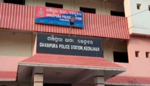 ଖୁଦୁରୁକୁଣୀ ଭସାଣି ବେଳେ ବିରୋଧ କରିବାରୁ ଏସ୍‌ଆଇଙ୍କୁ ଆକ୍ରମଣ