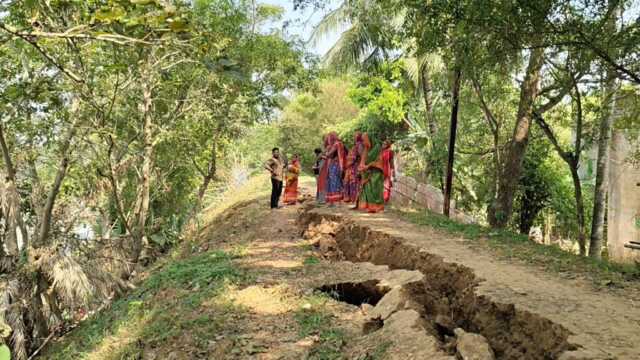୩ଶହ ଫୁଟ ଧସିଲା ବୈତରଣୀ ନଦୀବନ୍ଧ: ଭୟଭିତ ନଦୀକୂଳିଆ ପରିବାର