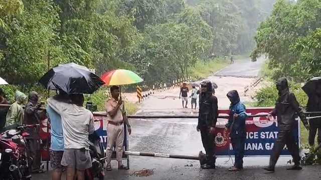 ଲେଡବନ୍ଧ ବ୍ରିଜ ଉପରେ ଦୁଇ ଫୁଟର ପାଣି, ୩୨୬ ନଂ ଜାତୀୟ ରାଜପଥ ବନ୍ଦ